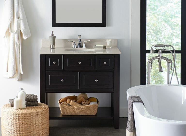 What Color Towels for Black and White Bathroom: A Guide to Choosing the Right Color